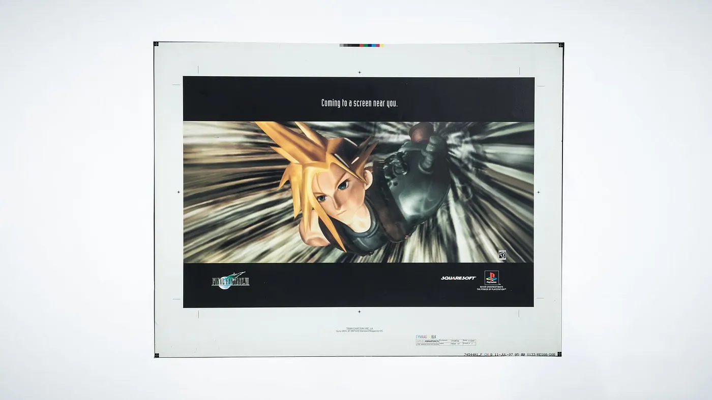Бамбергер говорит, что американский маркетинговый бюджет Final Fantasy 7 составлял 10 000 000 долларов, и что большая часть этих средств пошла на телевизионную рекламу, а не игровые медиа, в первую очередь из-за желания Sony привлечь мейнстримную аудиторию. Бюджет также покрыл создание дизайна обложки игры, маркетинговых материалов и бонусных товаров для розничных магазинов. Фотограф: Джонатан Кастильо; материалы предоставлены Дэвидом Бамбергером.