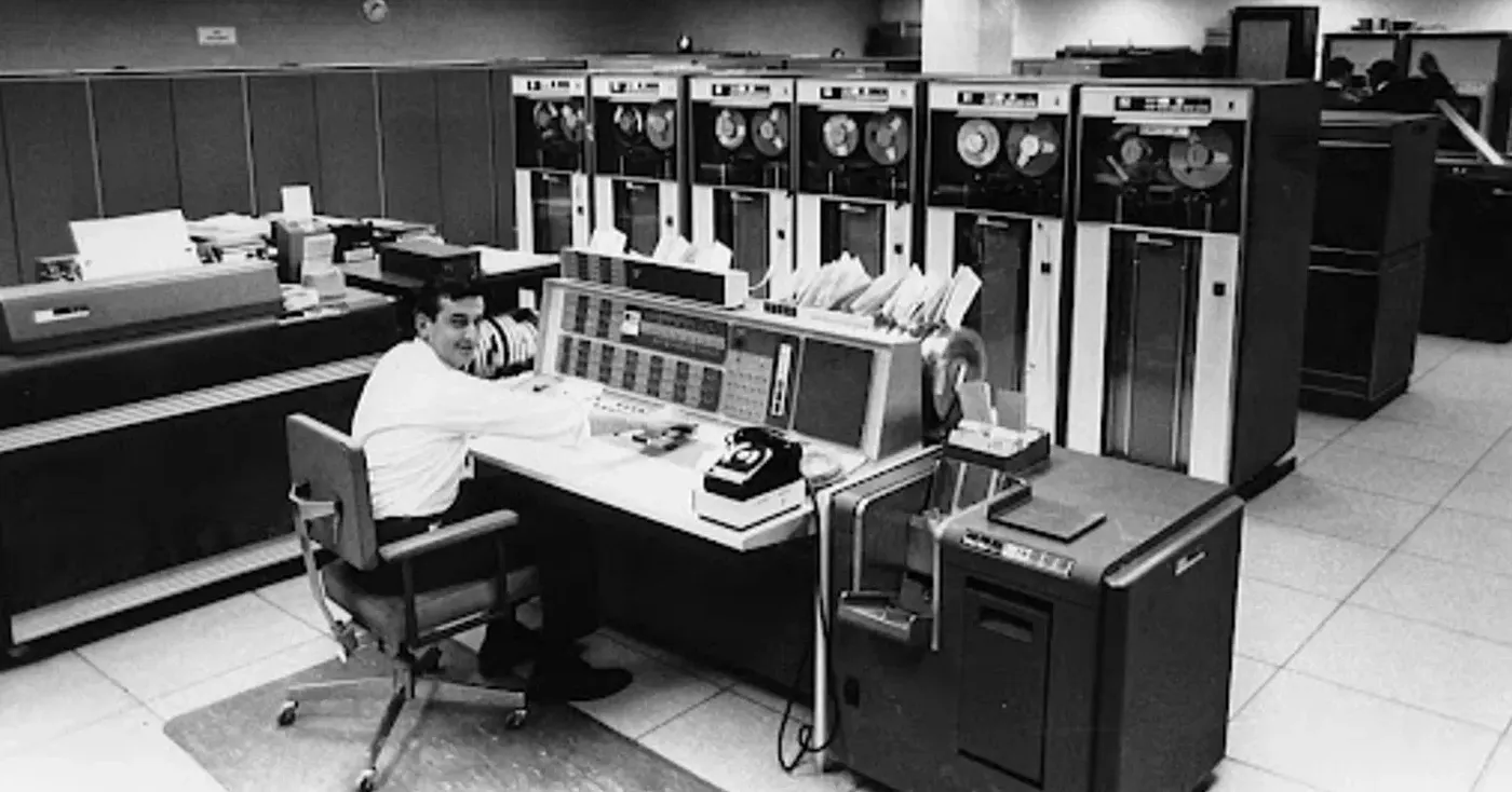 1961 IBM 709 มีทรัพยากรจำกัดทำให้ต้องมีการล็อกอินเพื่อให้ผู้ใช้ได้รับสิทธิ์ในการใช้งาน CPU ตามที่กำหนดไว้ในระบบ