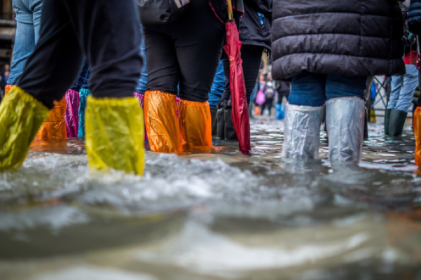 gens qui marchent dans une rue inondée