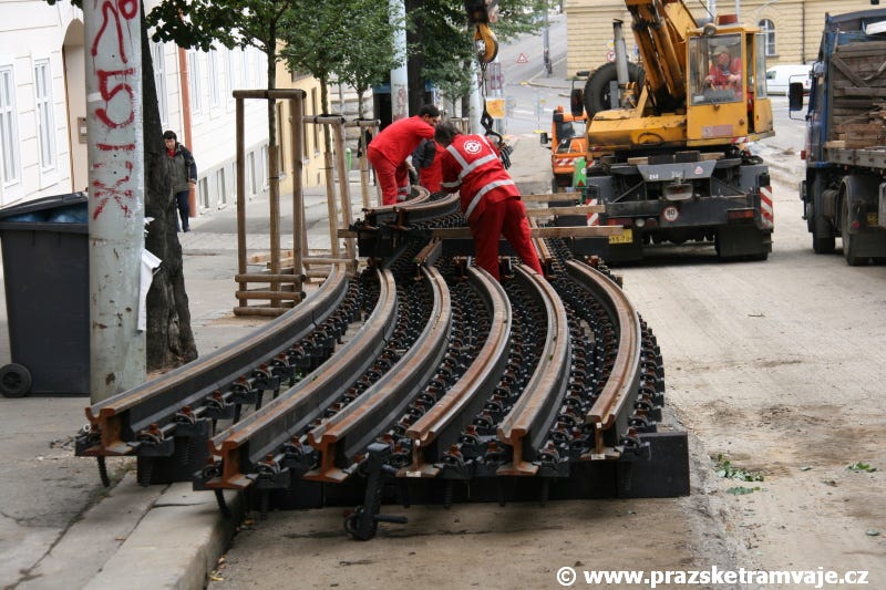Укладка трамвайных путей на бетонное основание