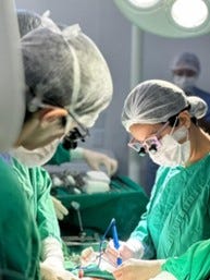 Profissionais no centro cirurgico do HEF realizando a captação de órgãos.