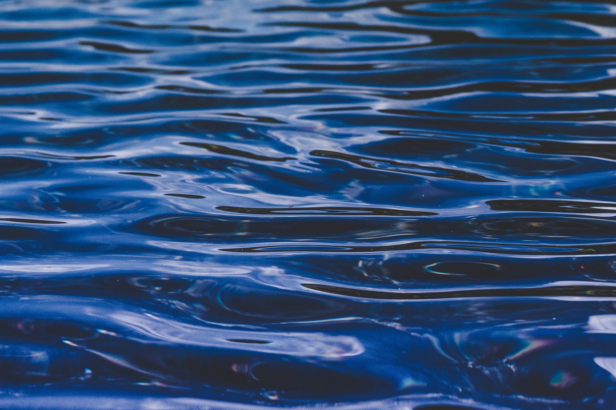 От поверхности воды 5 м. Водная гладь. Текстура воды. Фактура воды. Блики на воде.