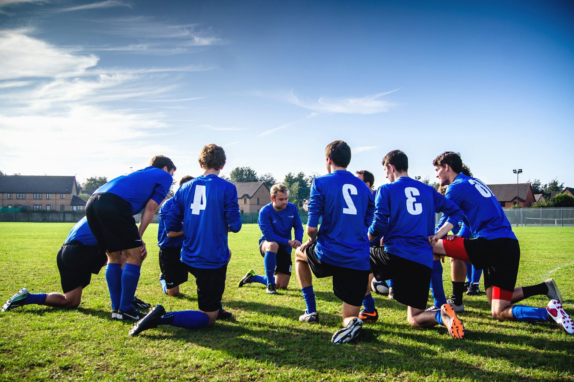 Foto Um grupo de pessoas jogando futebol – Imagem de Mannschaft grátis no  Unsplash
