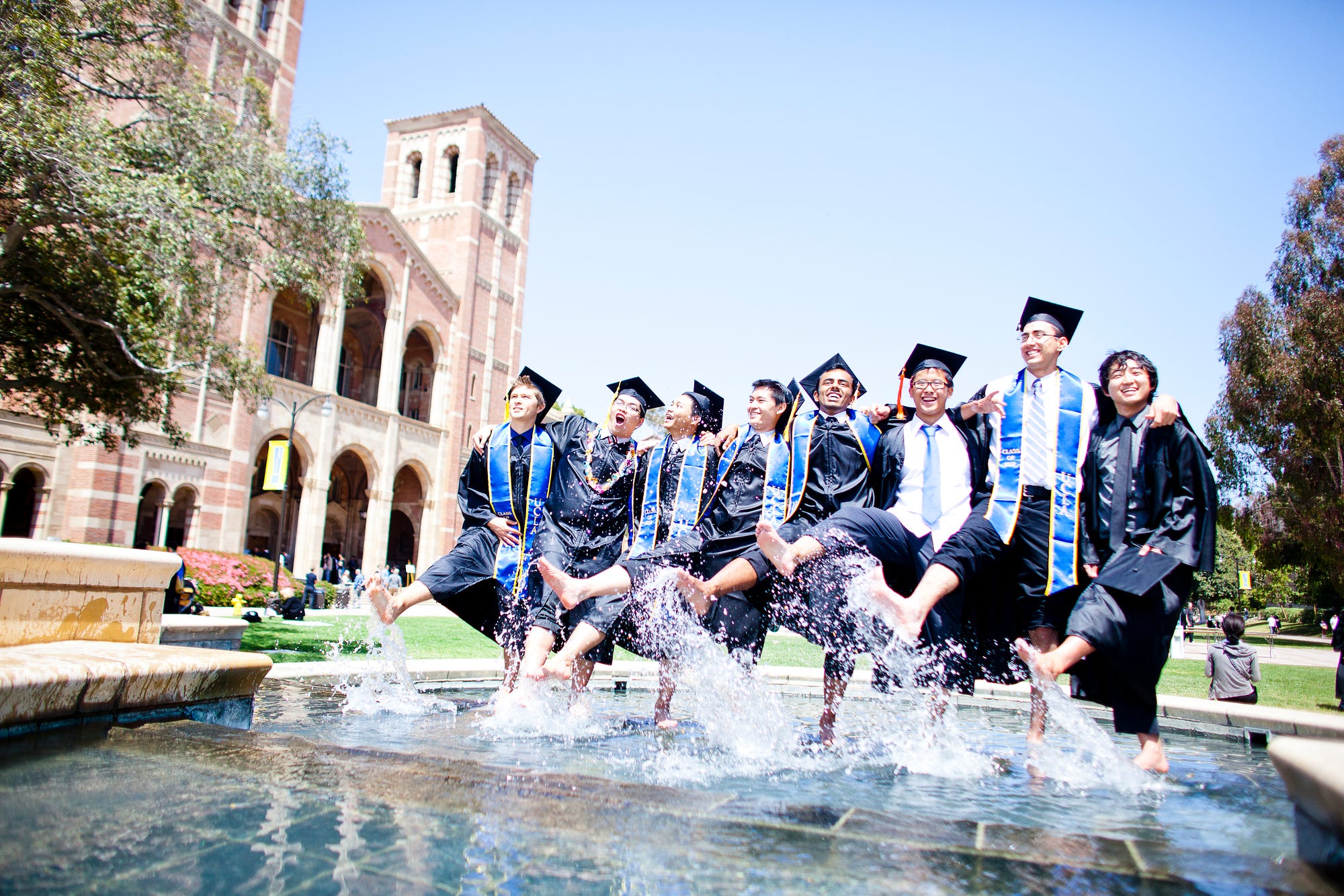 Four year college. Выпускники UCLA. Aesthetic Group Photoshoot Graduation.