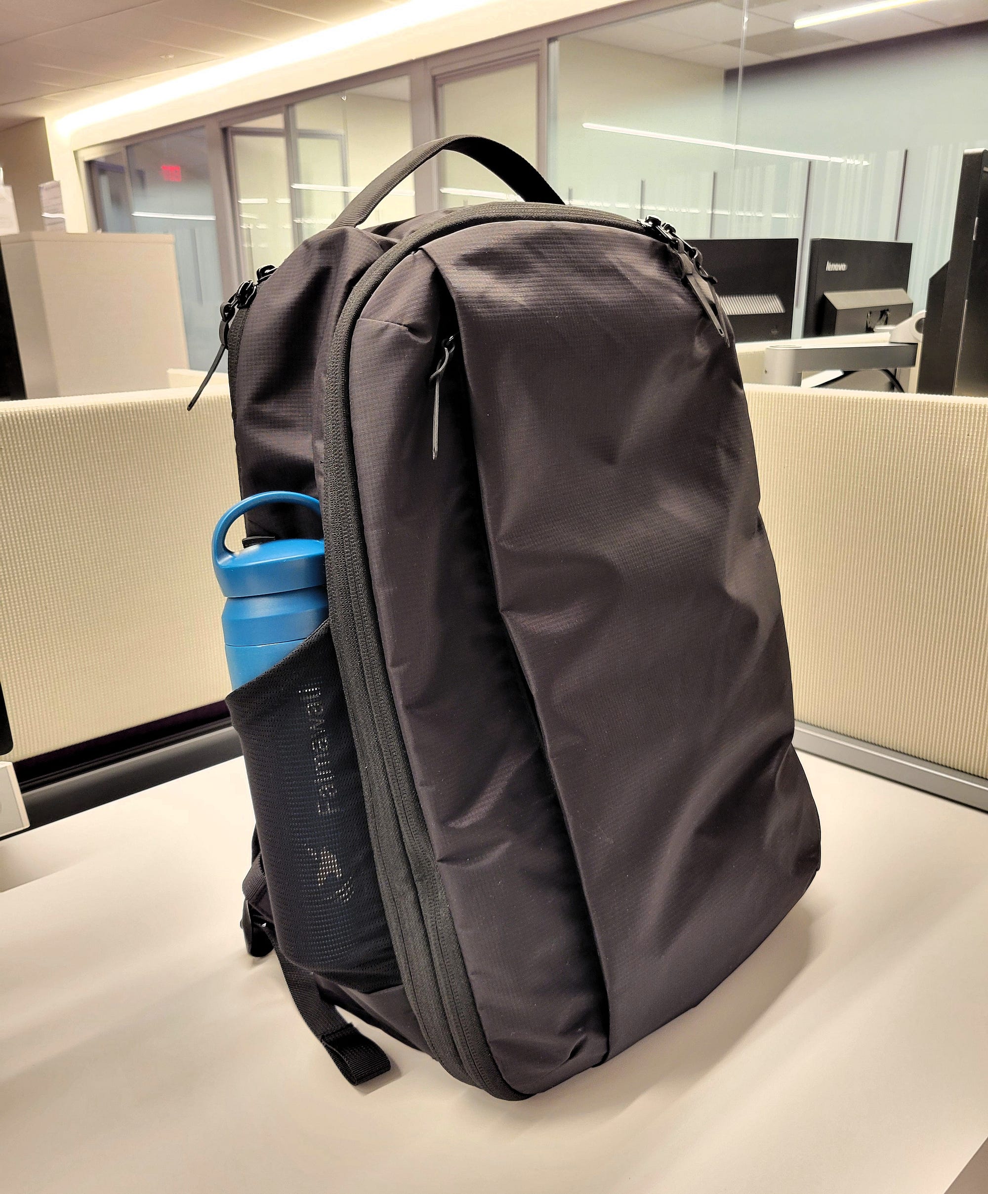 Almond Oak トラベルバックパック 25L+5L Almond Oak: 25L + 5L Expandable Travel Backpack | One Bag Travel