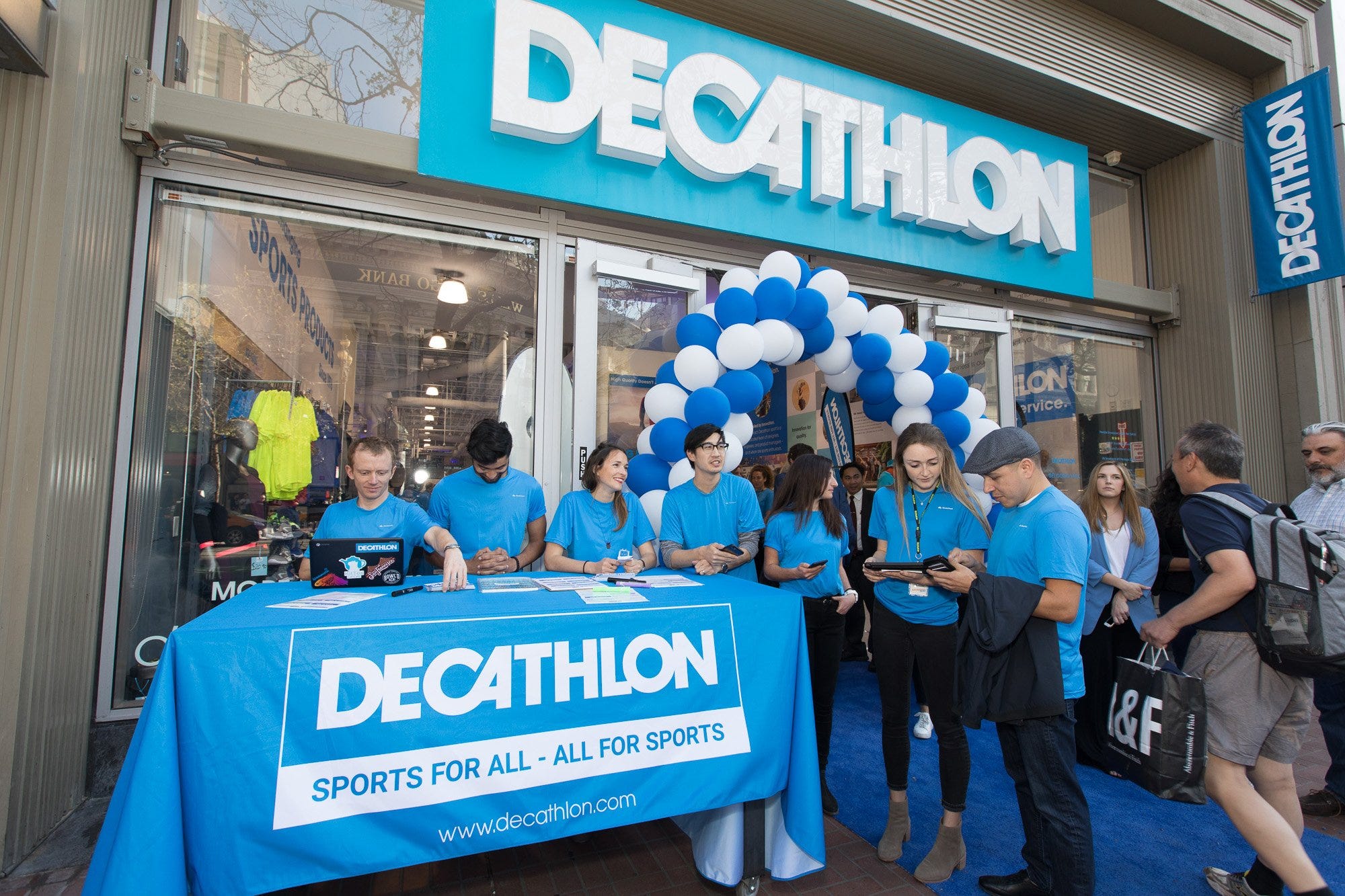 Decathlon USA deploys mobile robot to retail store, 2018-12-11