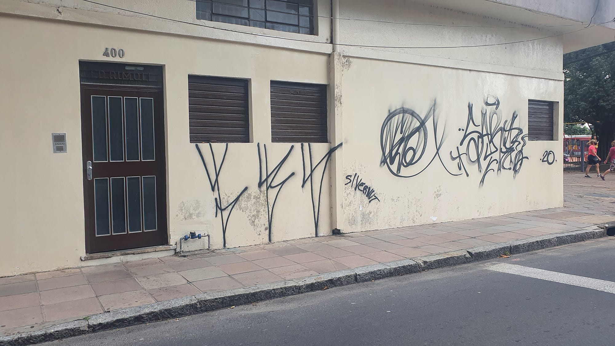 Fachada que o pichador respeita: as origens dos grafites que imitam pedra -  04/06/2022 - UOL TAB