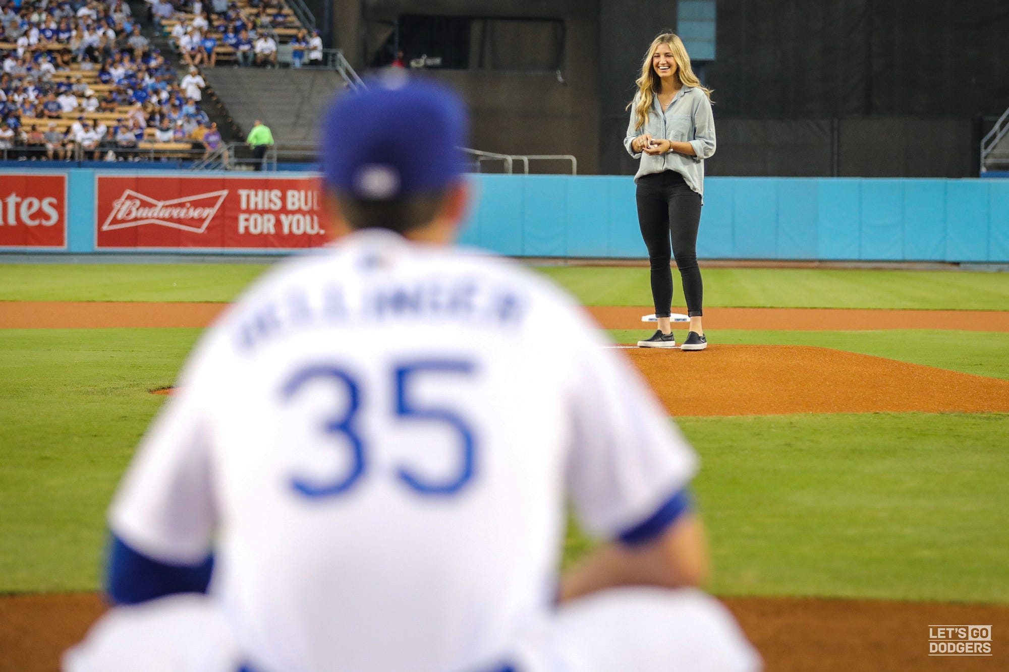 Cody Bellinger's Sister 1st Pitch on His Bobblehead Night 