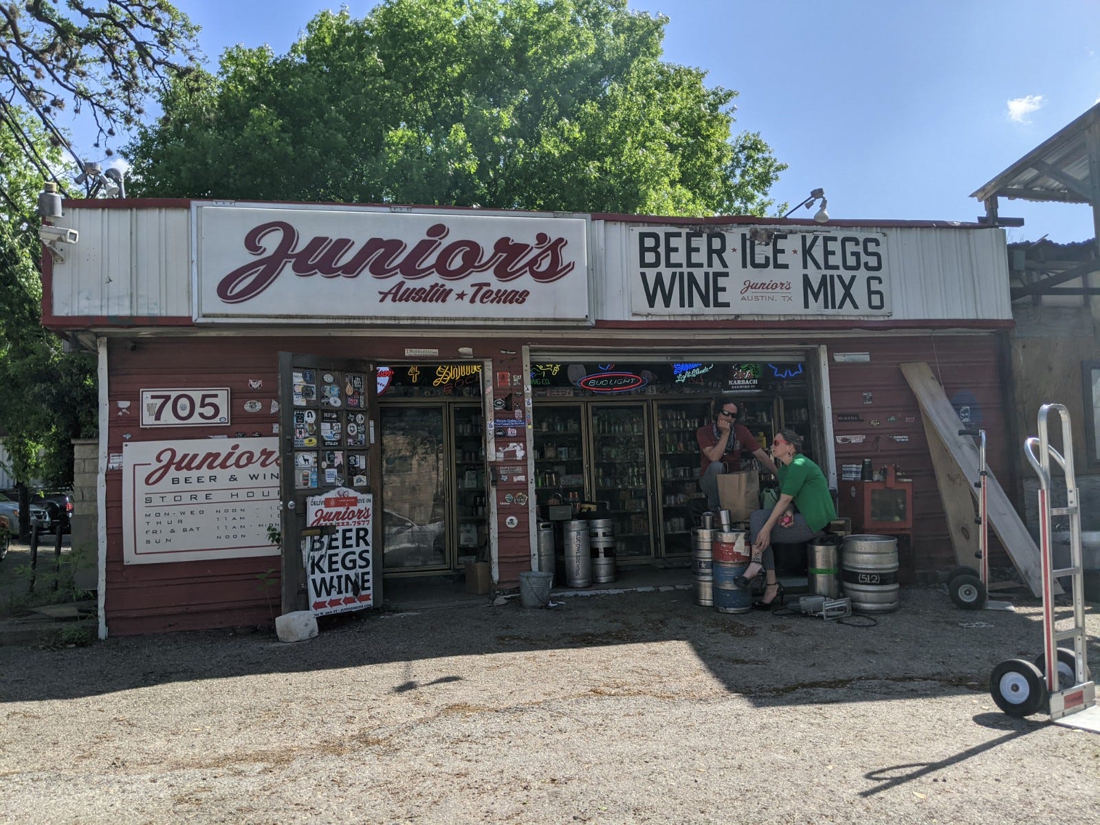 Junior’s Beer & Wine in 2021. Photo by Ian Greenleigh.