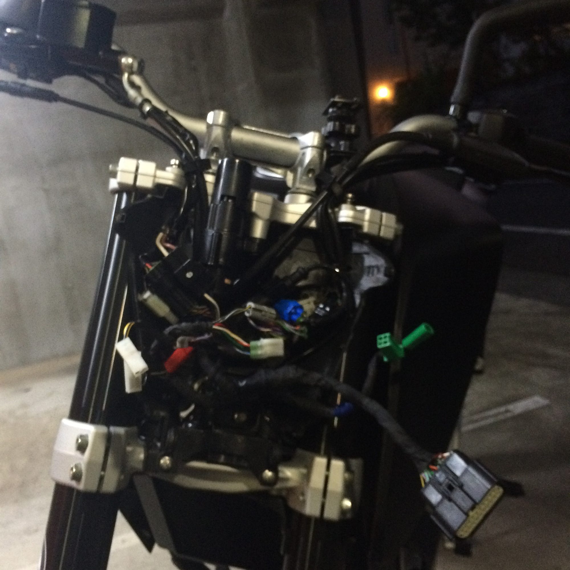 パワーパーツのヘッドライトマスクのLEDカスタム. DUKE125には