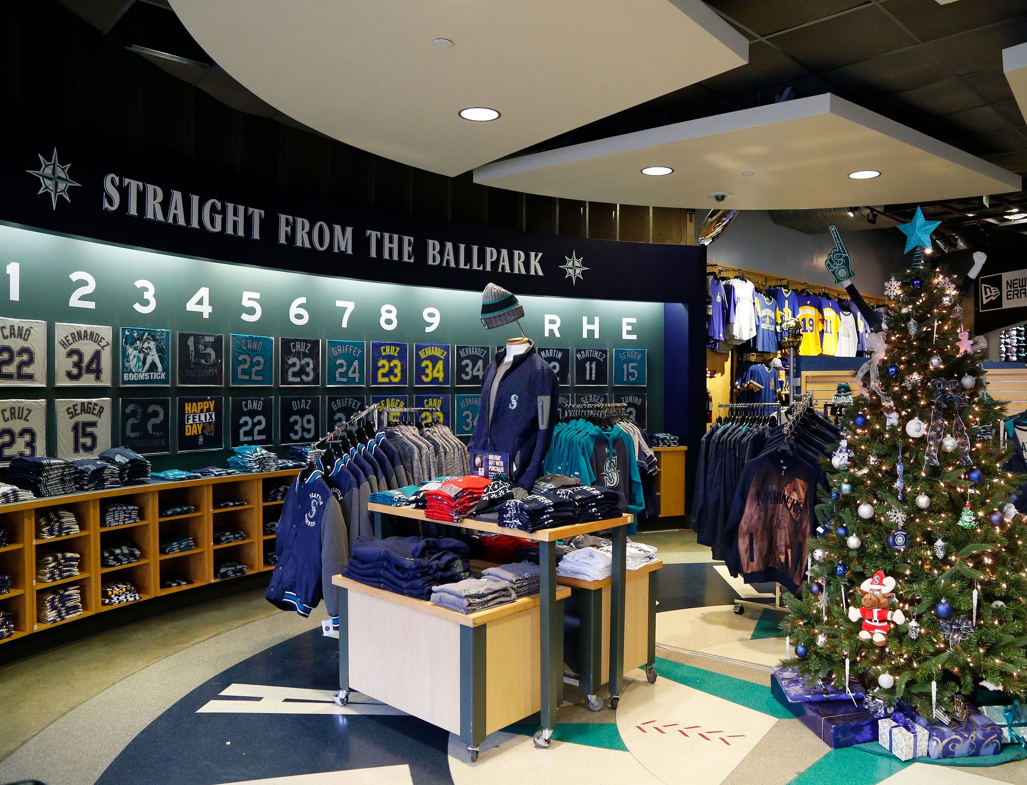 Holiday Events at Mariners Team Stores