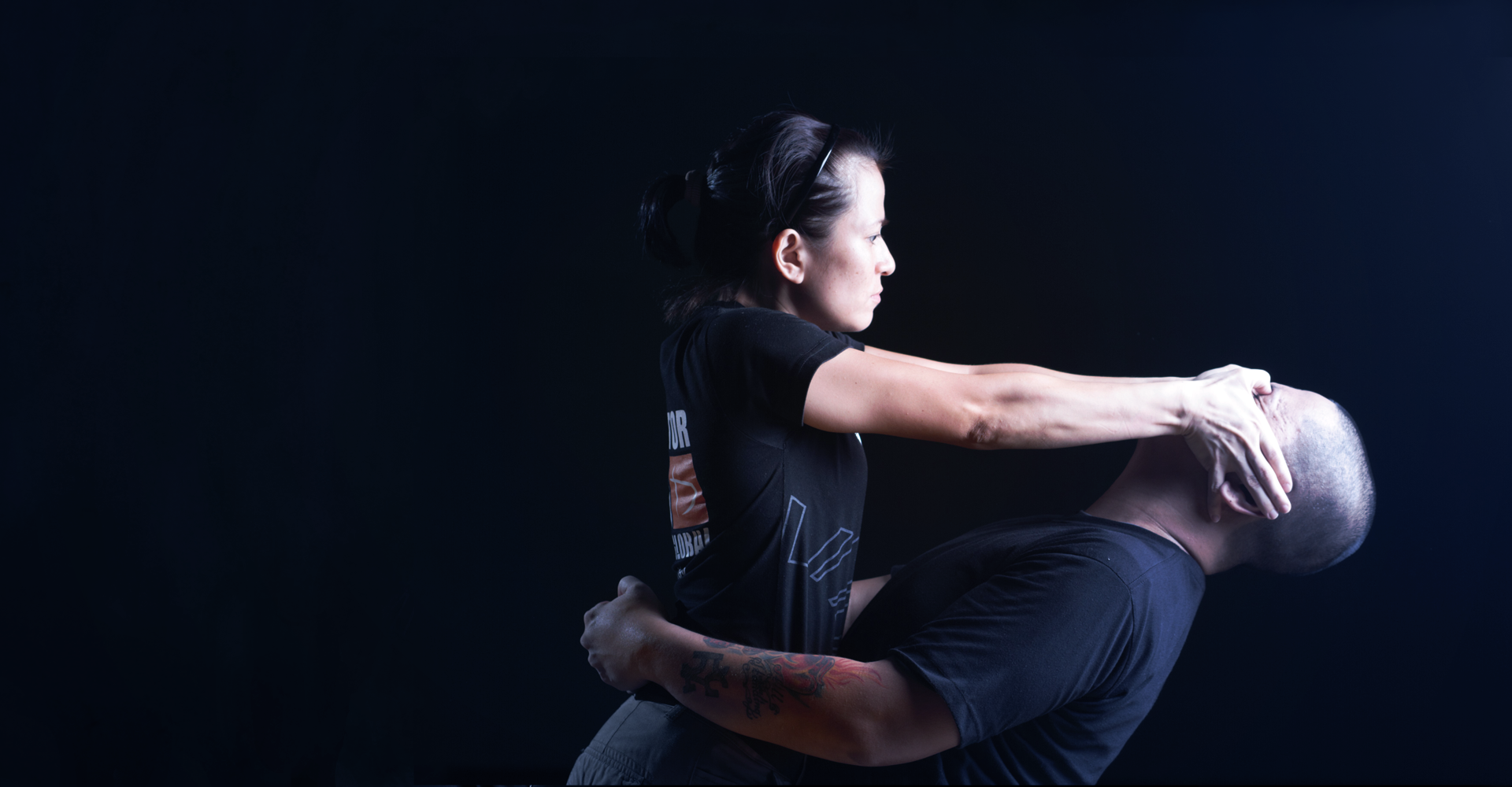 Самооборона крав мага. Самооборона для девушек и женщин. Самооборона для девушек. Женщина защищается. Крав мага.