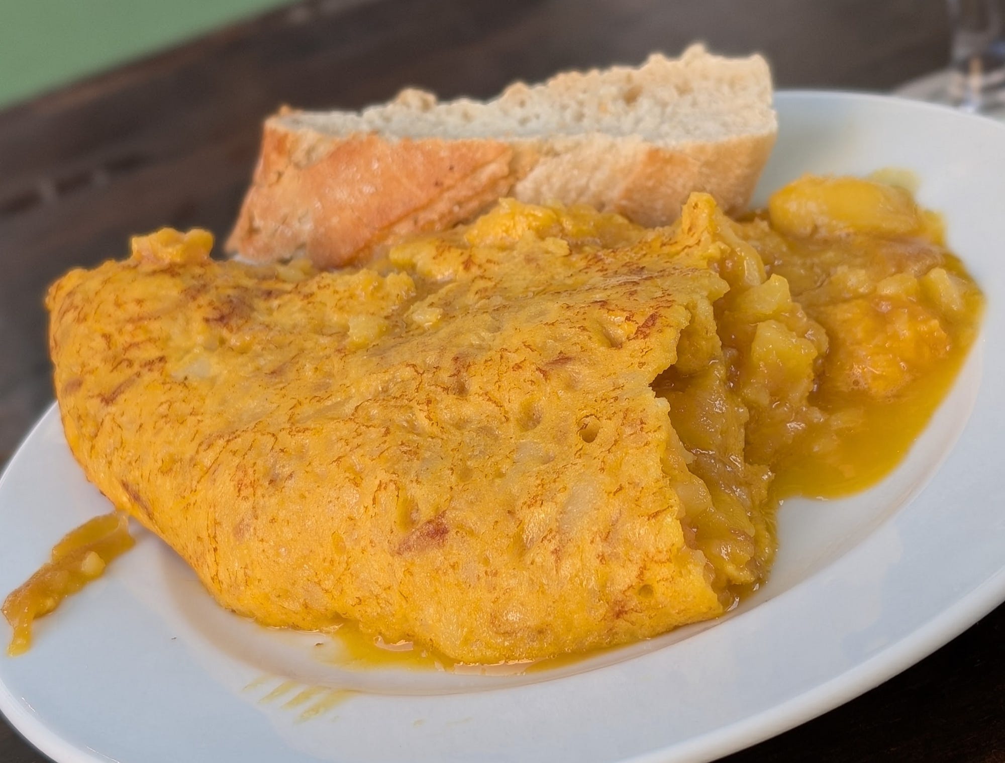 계란, 감자, 양파, 올리브 오일로 만든 스페인식 토르티야의 클로즈업.