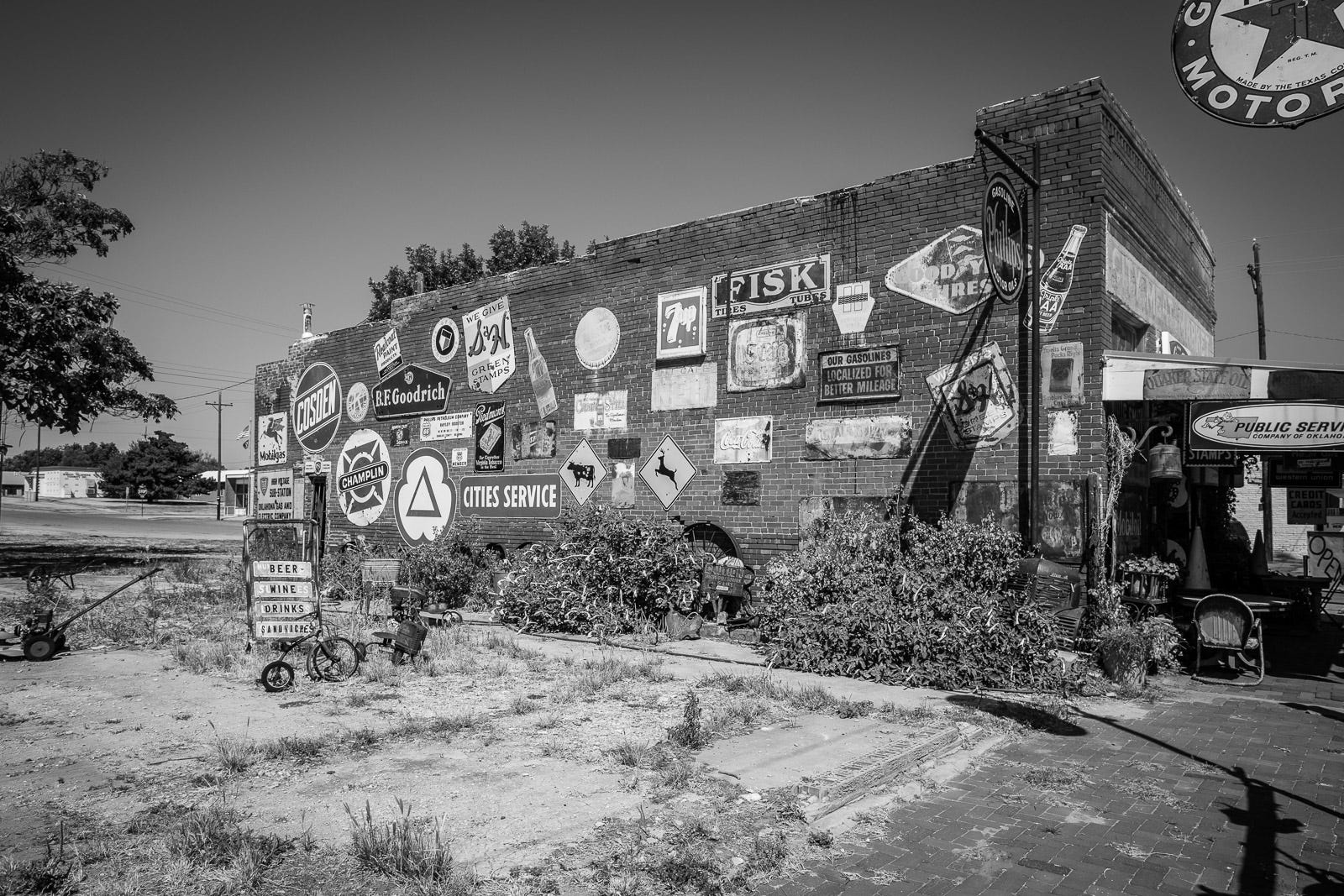 A Road Trip in Monochrome. Route 66 | by Lauri Novak | Picture