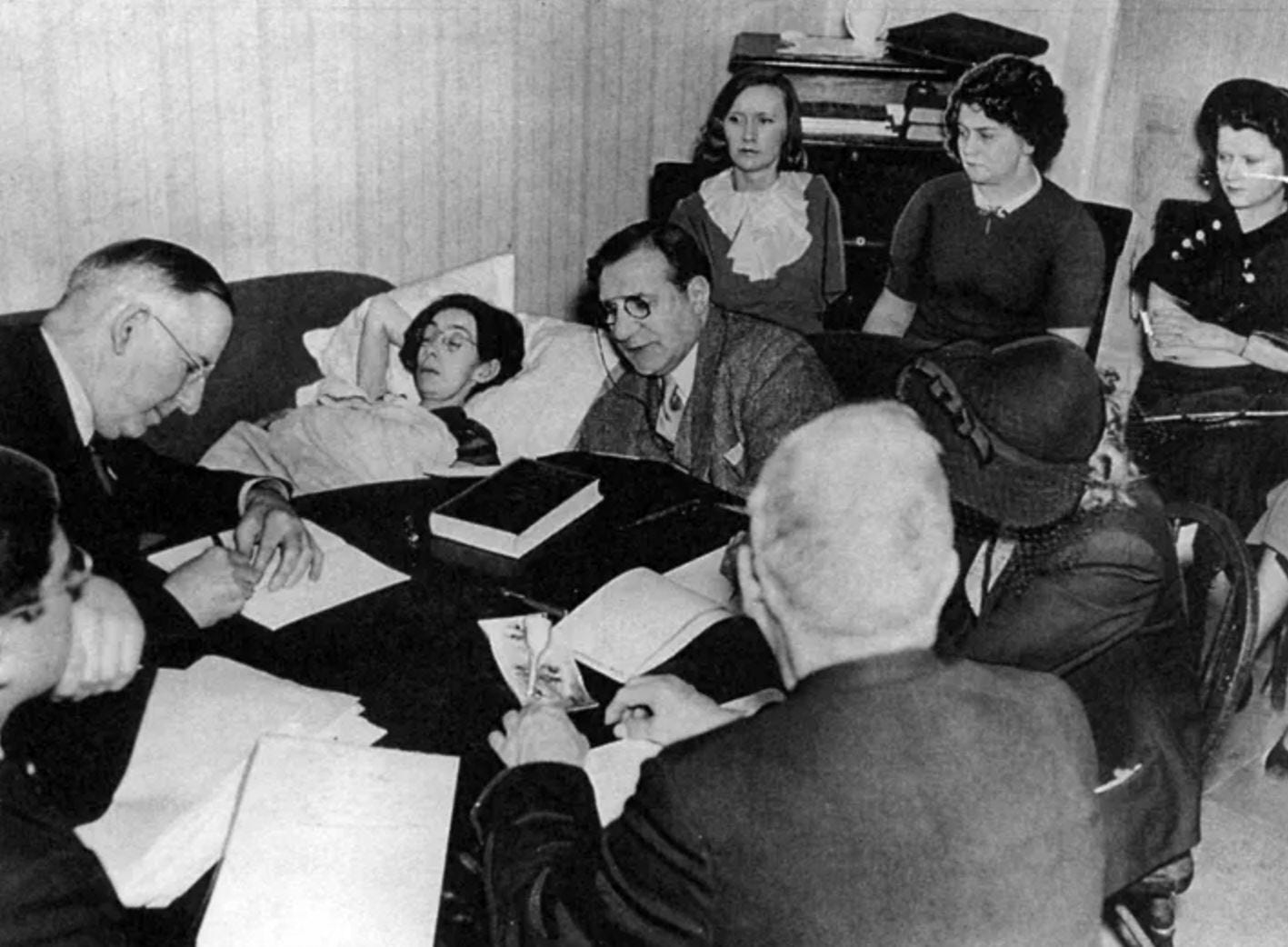 Glowing in the Dark. The women of the United States Radium by
