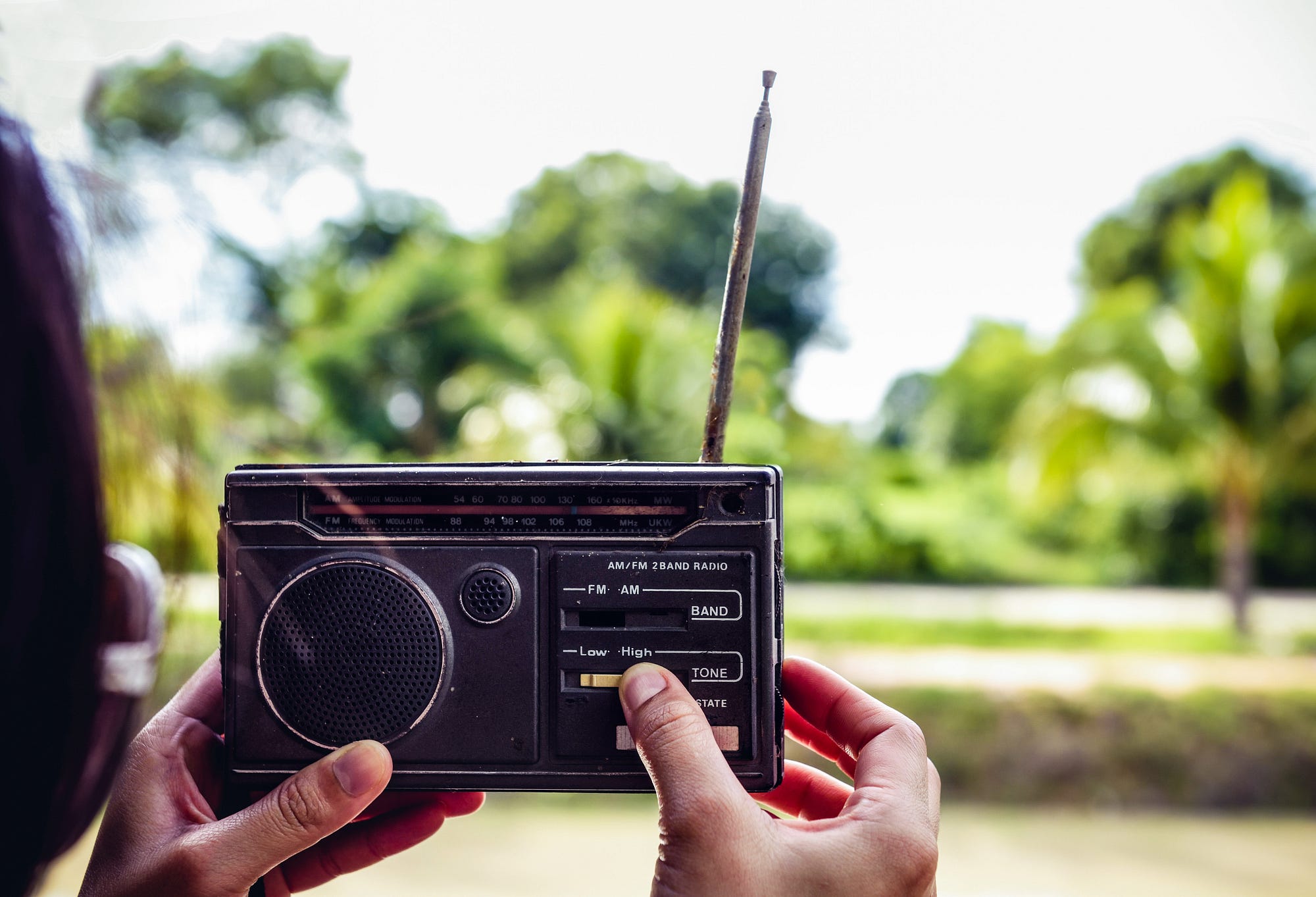 Послушать музыку радио. Радиоприемник на природе. Радиоприемник красиво. Радиоприемник в руках. Радиоприемник Эстетика.