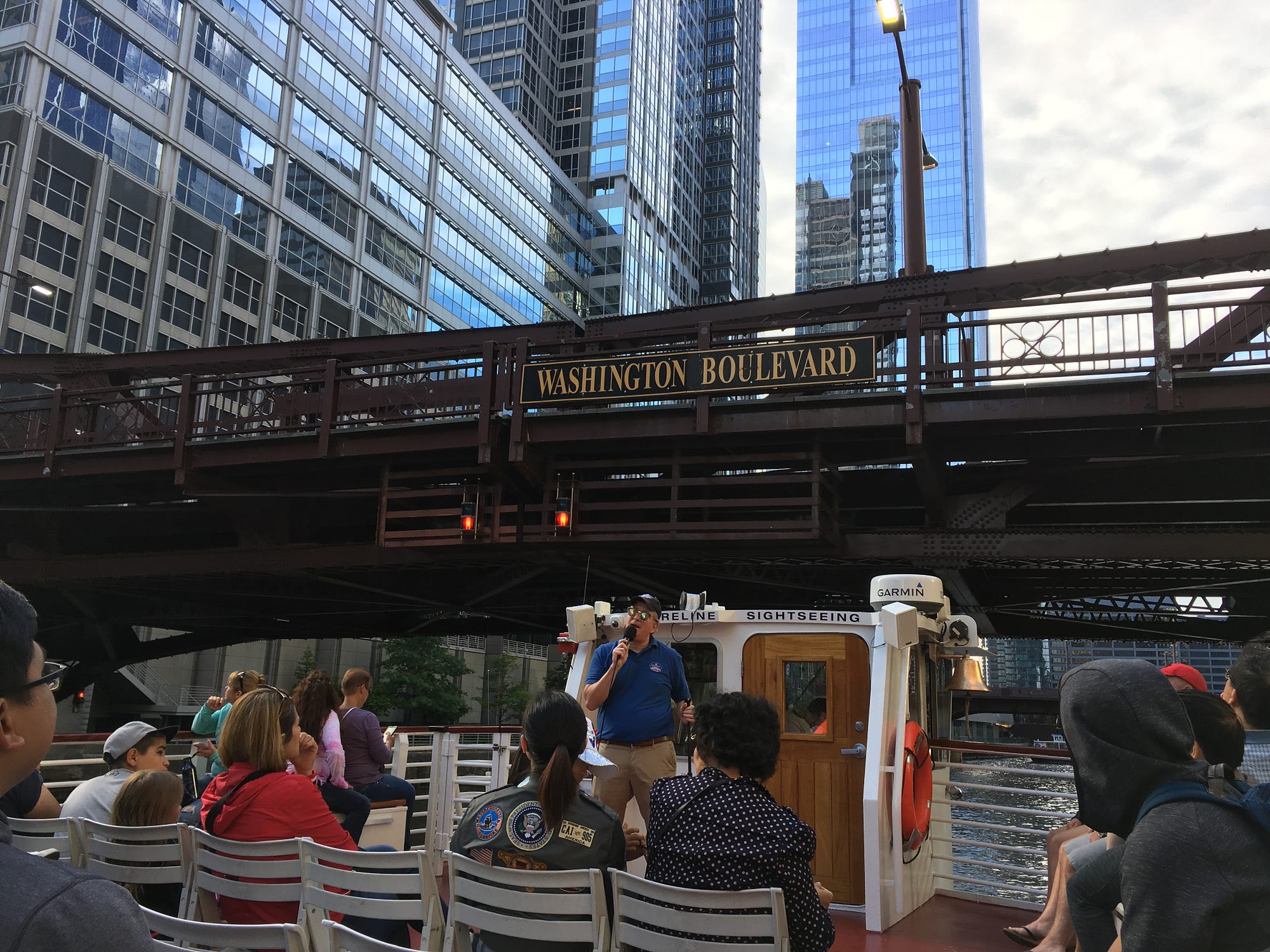 芝加哥｜建築觀光遊船Chicago River Architecture Tour - 聞悉與世界- Medium