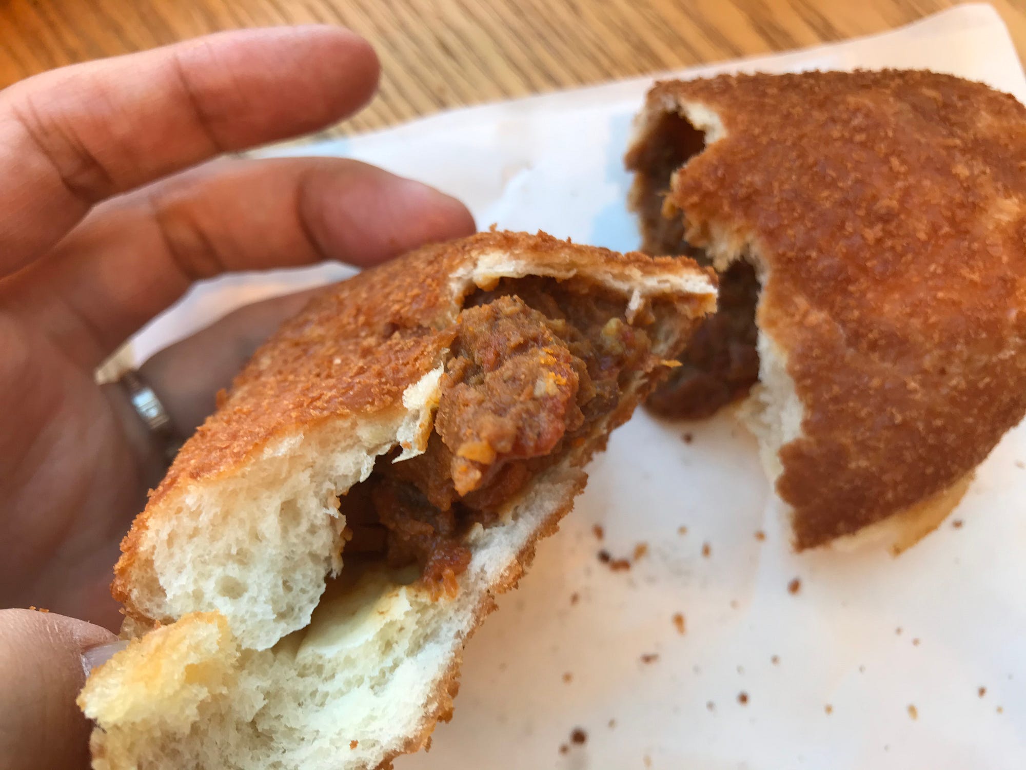 具がゴロゴロでパン生地の美味いカレーパンが辻堂にもありました. とてもお久しぶりなカレーパンは、昨年10月下旬に横浜・青葉から引っ越してきた湘南… |  by ホシナ カズキ | かりーぱねっと!