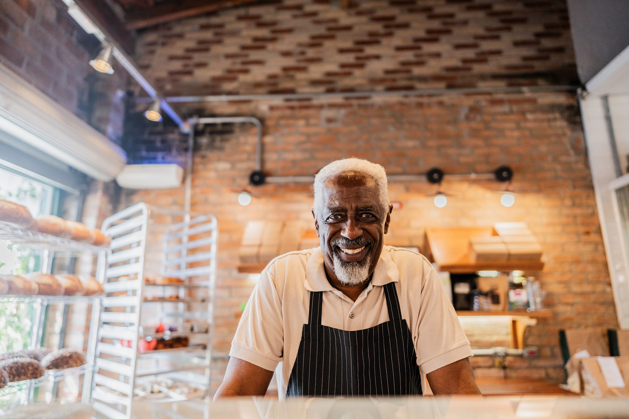 빵집 주방에서 웃는 노인의 초상화.