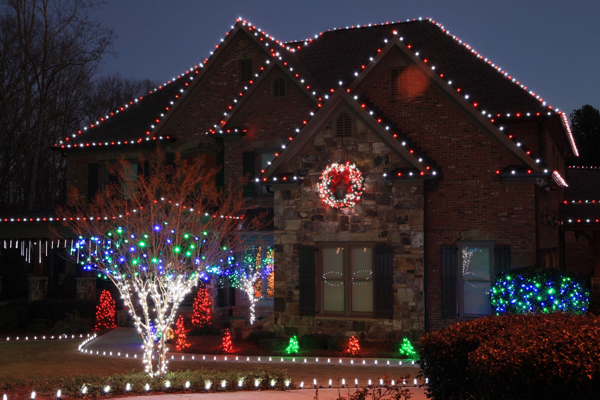 White Or Multi-Colored Christmas Lights? How To Choose