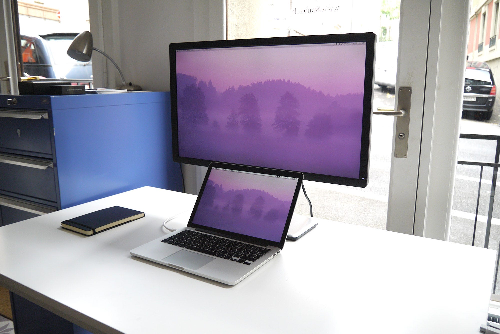 Два экрана ноутбук и монитор. 2 монитора. Два экрана ноутбук и монитор. Два экрана ноутбук и монитор. Внешний монитор для macbook pro 13.
