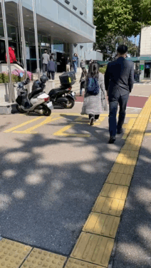 Ichki imtihon (in-house exam) uchun eslatma-video ko’rish xonasi (강남운전면허시험장, Gangnam).