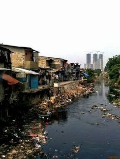 potret pemukiman padat kumuh di bantaran kali krukut