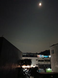 Bulan yang selalu berpindah-pindah