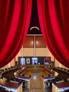 Il teatrino della politica nei consigli comunali siciliani.