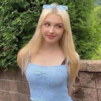 Elaina Schneider – Medium