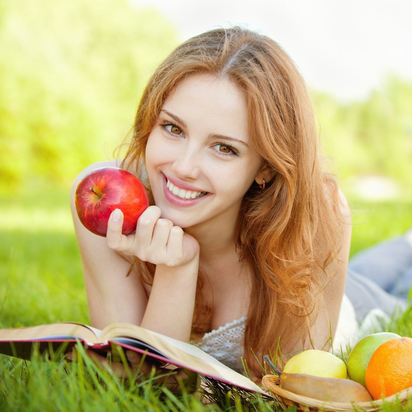 счастливые люди на природе. человек радостный. счастливая здоровая женщина. наташа санду. девушка с распростертыми руками.