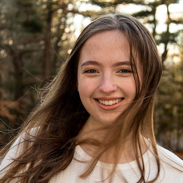 Alexis Abbotts – Medium