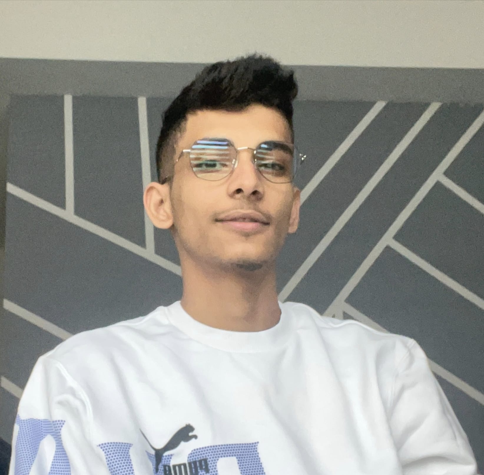 About laksh kundnani medium