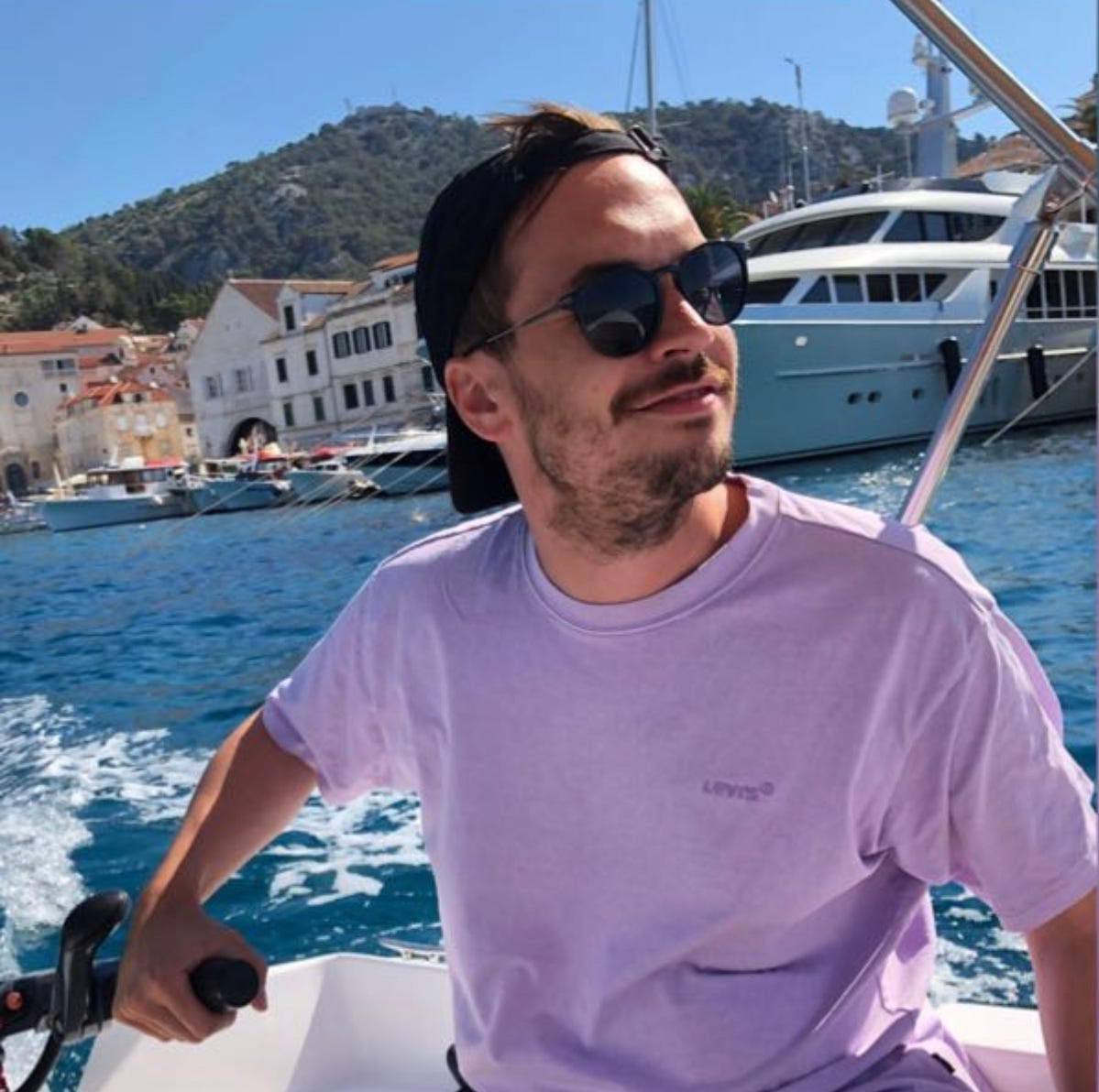 Alex Renner – Medium