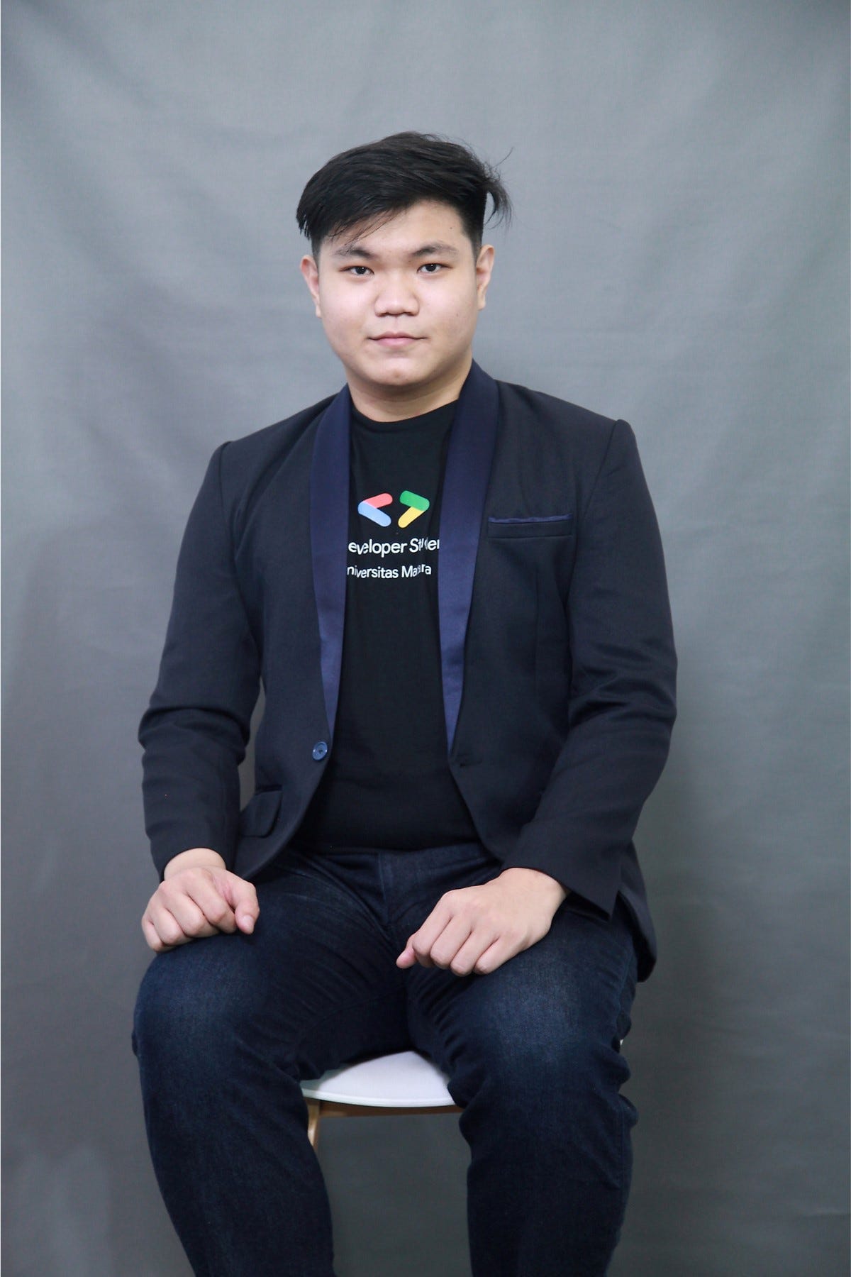 About robert theo medium