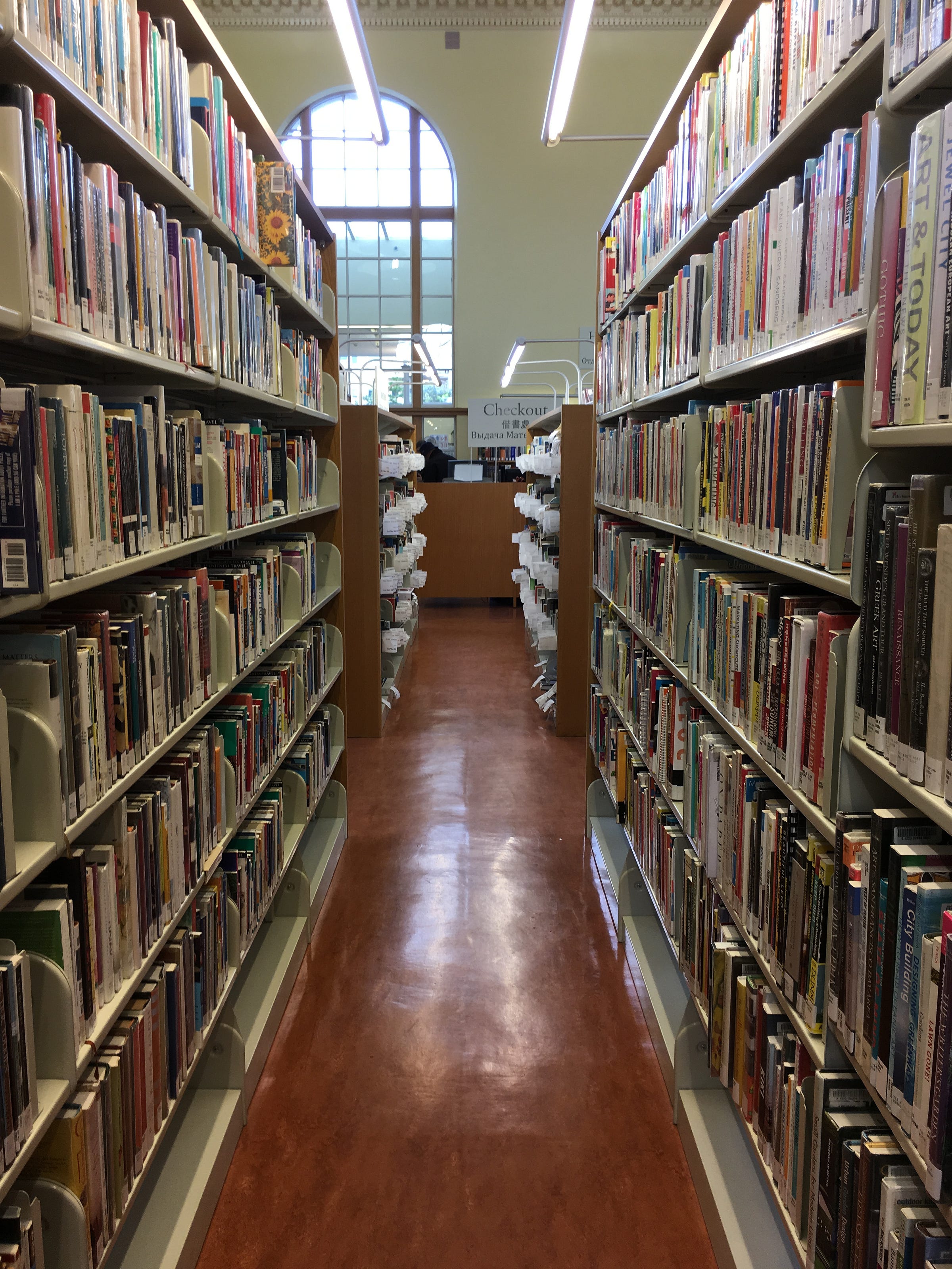 How to fill a bookshelf