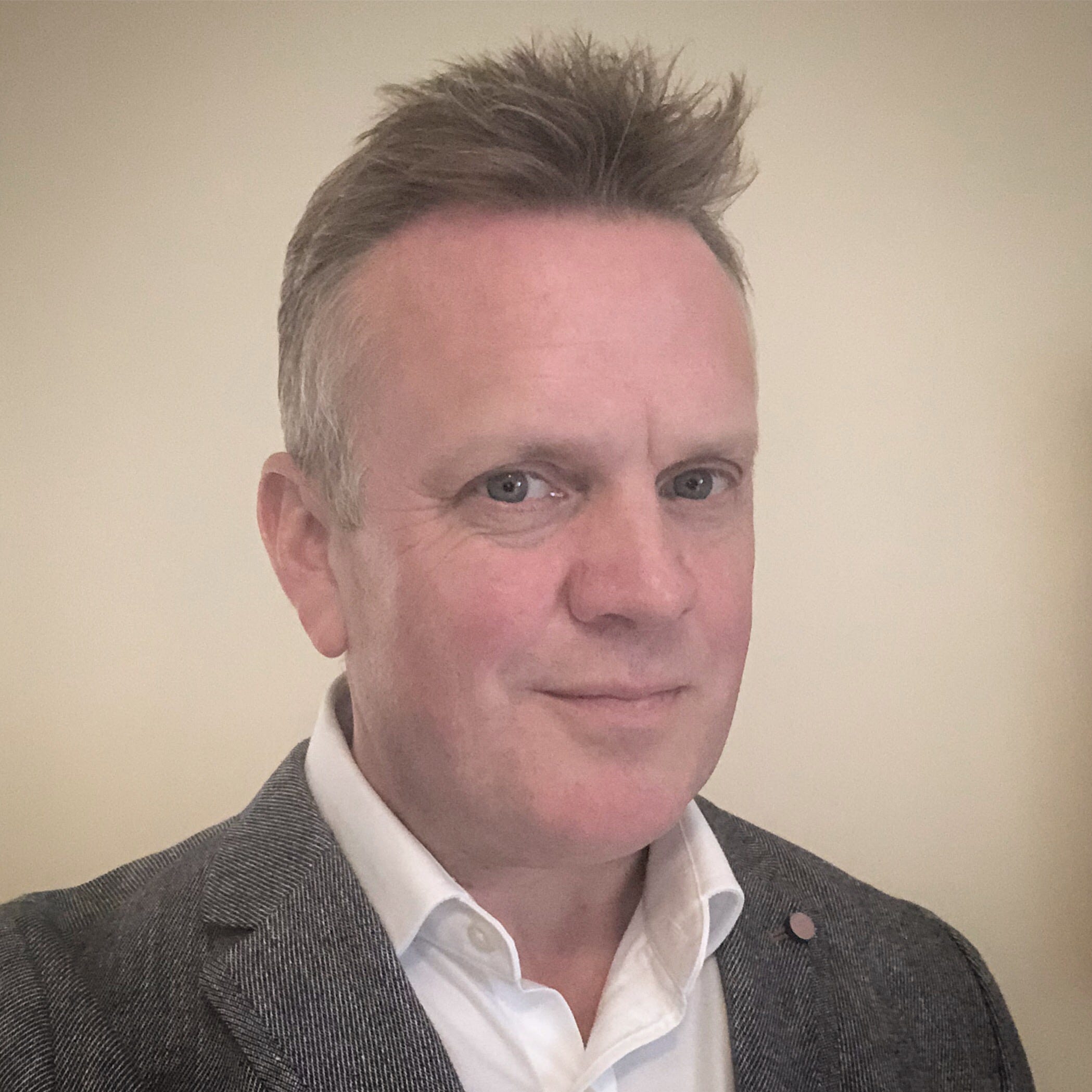 About Fraser Allen Medium