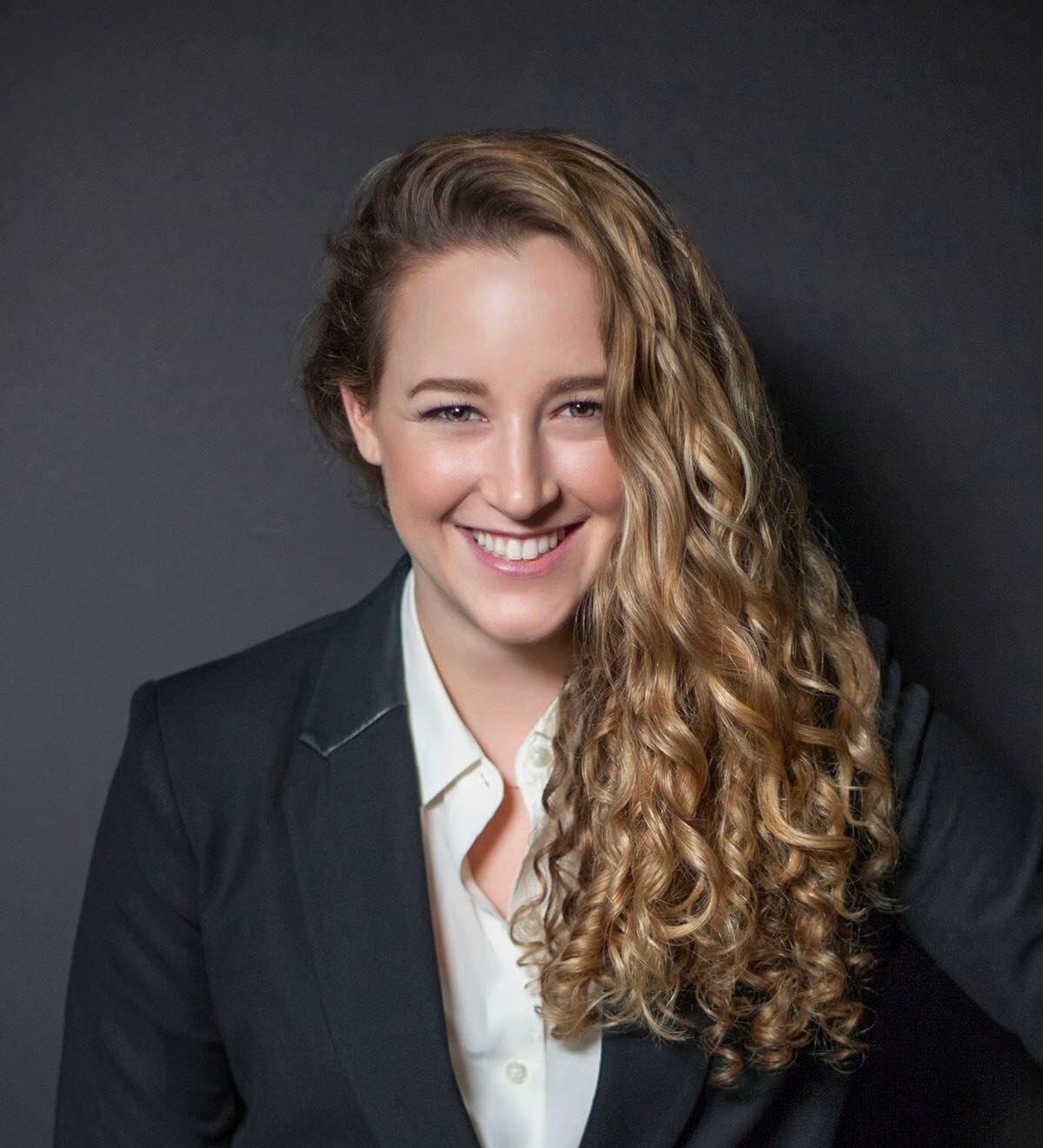 разница между wear dress. альфа самка женщина. She is reading. Ways to say clever. She is intelligent.