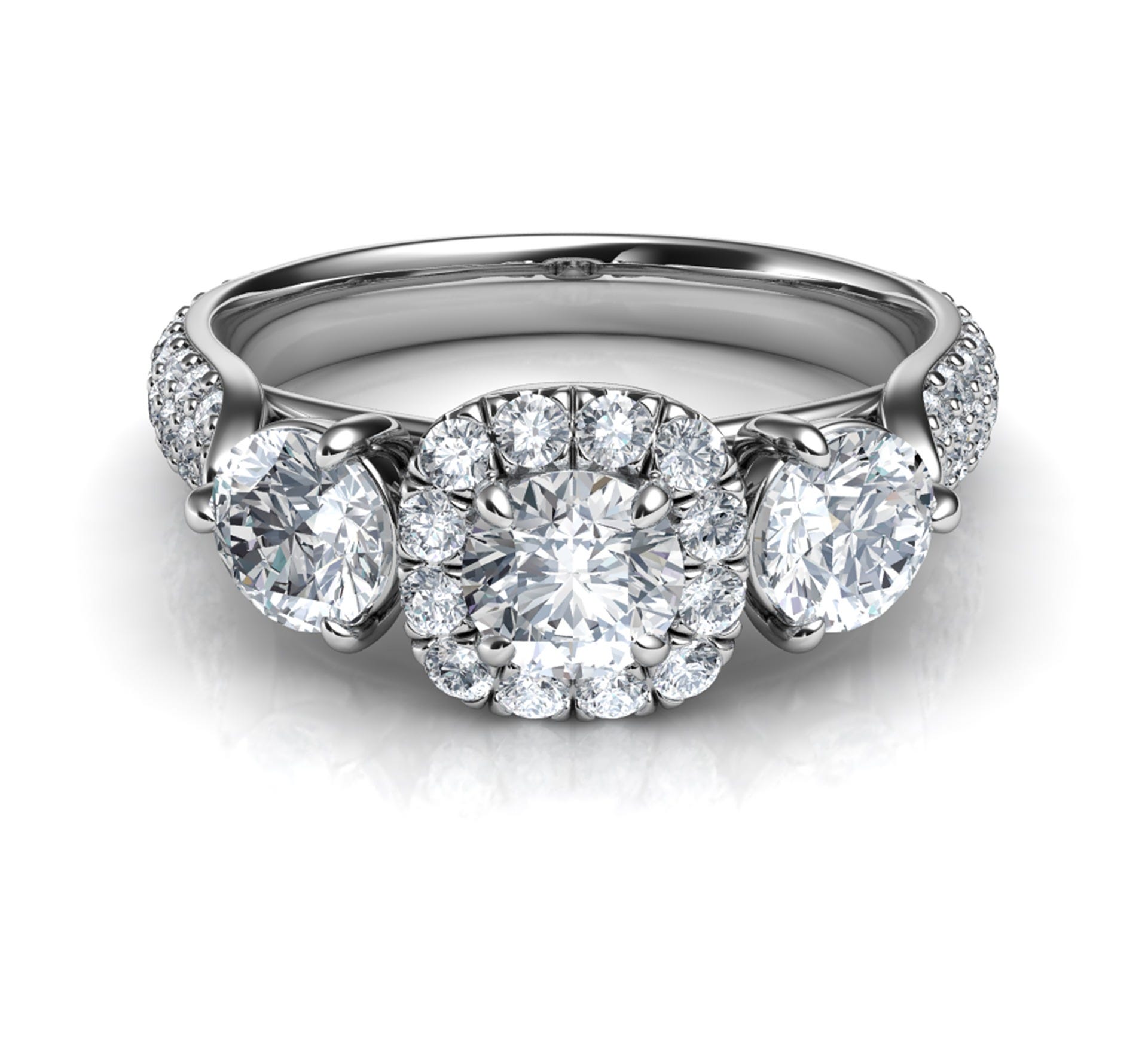 Покрытия ювелирных изделий. Бриллиантовое кольцо. Украшения с бриллиантами. Кольцо с тремя бриллиантами. Кольца с драгоценными камнями.