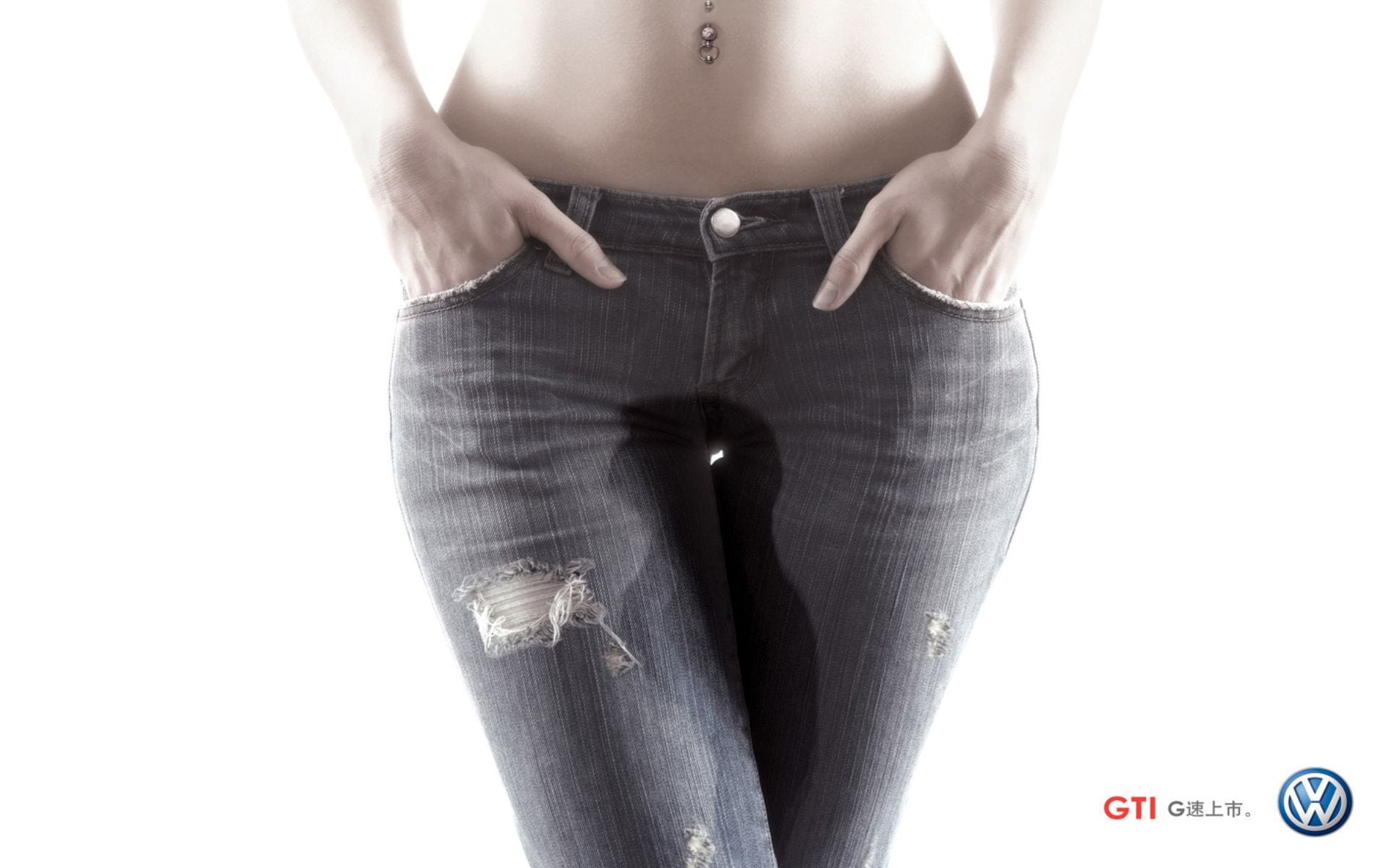 Пиписи девочек. Мокрые джинсы. Женщина описалась в джинсы. Описался в брюки. Девушка обмочилась в джинсы.