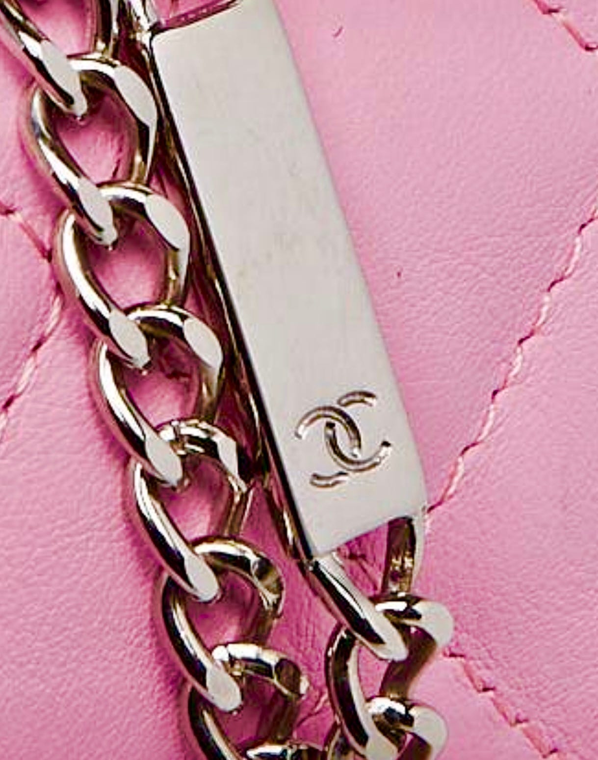 Chanel CC logo engraving on the zipper pulls with the CC interlocking logo  should always have the right C overlapping the left C on top, and the left  C overlapping at the