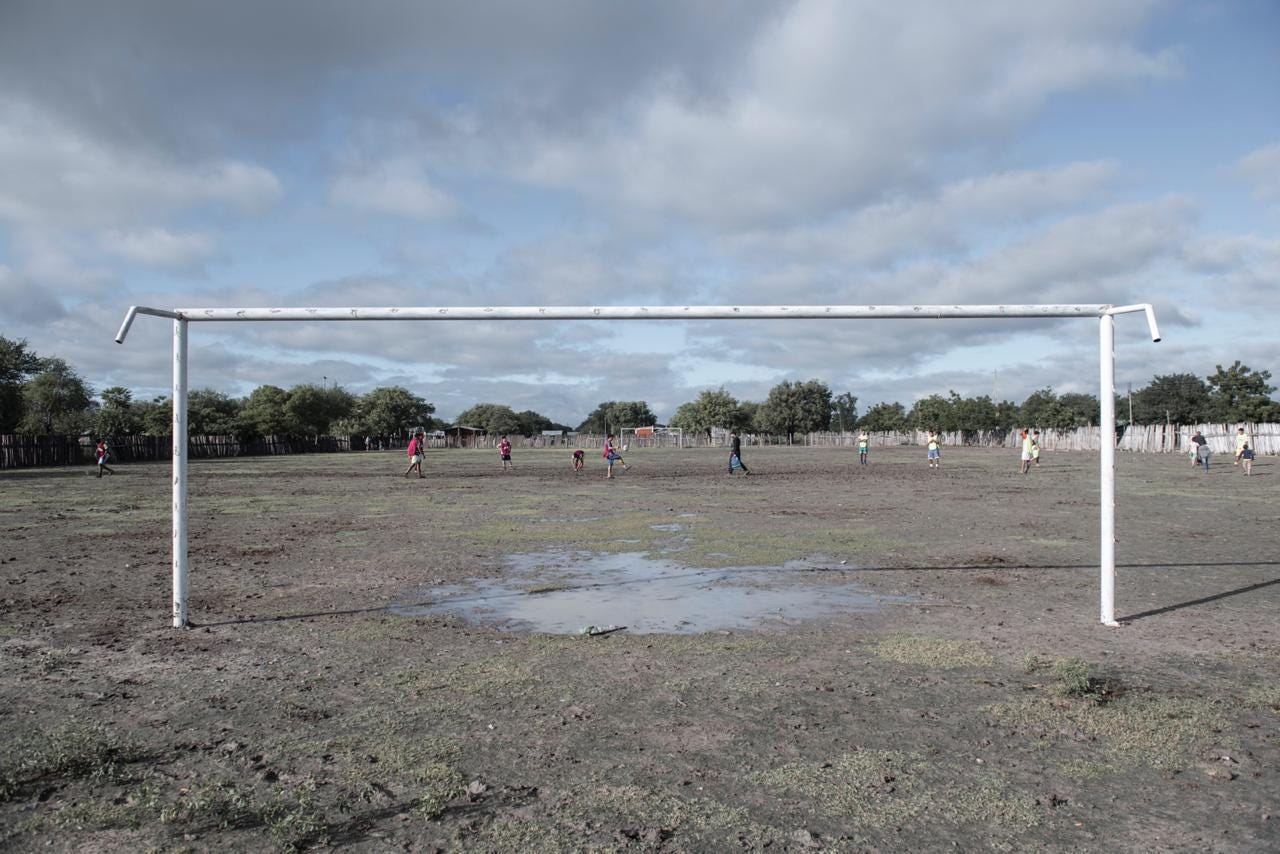 O futebol dos esquecidos. Isolada do resto do país, uma…, by Puntero  Izquierdo, Puntero Izquierdo