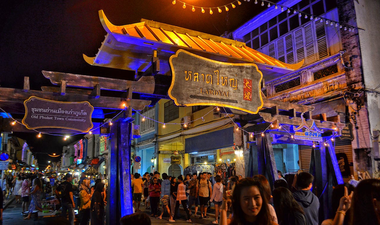 заставка пхукет ночной рынок. ночной рынок ночной рынок на пхукете. Naka market на пхукете. рынок выходного дня в тайланде. нака маркет пхукет.