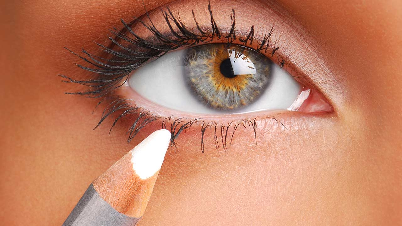 Efeito nos olhos com lápis marrom na linha d'água. | by Paola Gavazzi |  TRUQUES DE MAQUIAGEM - Paola Gavazzi