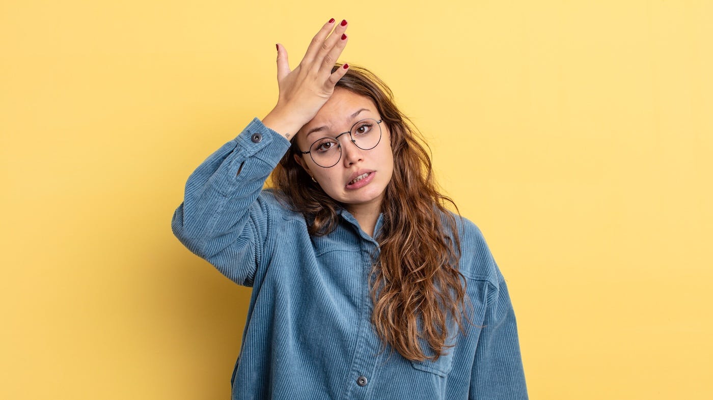 여자가 실수를 했다는 것을 나타내기 위해 손바닥으로 머리를 치는 모습