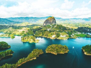 Vista aérea del Embalse de Guatapé y la Piedra del Peñol. Foto: www.excursionesdesde.com