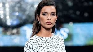 Joana Sanz: La modelo que desafía los estereotipos y conquista el mundo de la moda