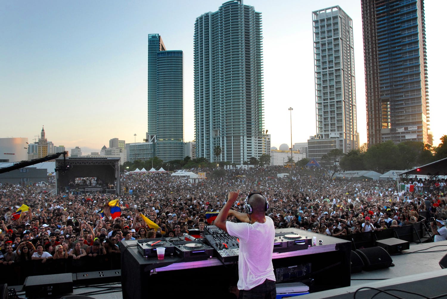 その他 Ultra Music Festival Experience 2004 51U2F5cSE0L._AC_SY200_QL15_.jpg