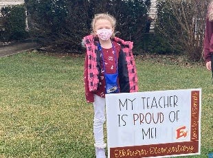 My Daughter Won An Award In School But All I Can See In The Photo Is ...