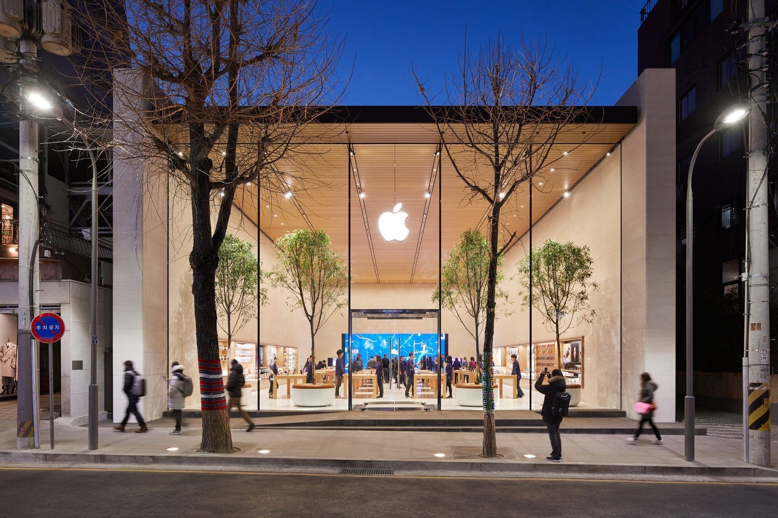 Not All Apple Stores Are the Same – Let Me Show You – Visual Merchandising  and Store Design